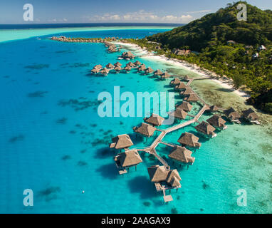 Vedute aeree del CONRAD BORA BORA hotel di lusso - bungalow Overwater e pontoon. Foto Stock