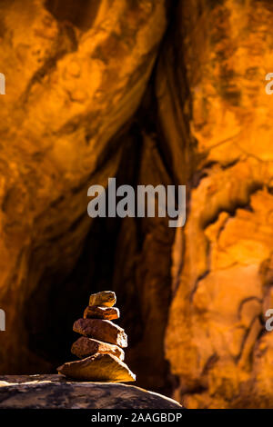 Cairn nel sentiero comune giunzione nel Parco Nazionale di Canyonlands aghi distretto a sud dello Utah Foto Stock