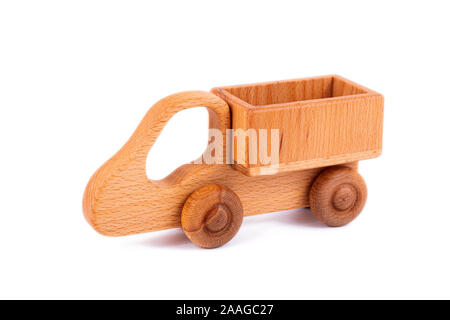 Close-up giocattolo per bambini è di legno naturale in forma di un autocarro con cassone ribaltabile su un isolato bianco sullo sfondo. Studio fotografico. Eco-friendly giocattolo per par Foto Stock