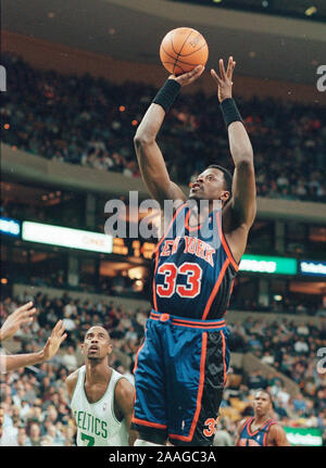 New York Knicks #33 Patrick Ewing Spara la palla durante il gioco del basket azione al centro della flotta in Boston MA USA Feb26,1999 foto di bill belknap Foto Stock