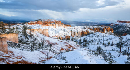 Inverno panoramica del Parco Nazionale di Bryce Canyon dopo la nuova neve nel sud del deserto dello Utah. Foto Stock