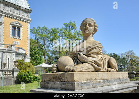 = Woman-Sphinx con una sfera in corrispondenza di Massandra Palace (vista anteriore angolare) = MASSANDRA, CRIMEA - Ottobre 17, 2018: scultura di una donna-sphinx con una sfera a Foto Stock