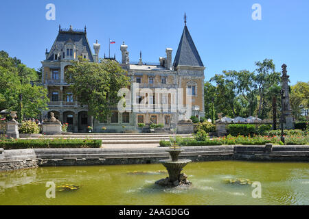 = presso la fontana nella parte anteriore del palazzo di Massandra = la fontana di lavoro in un bellissimo parco di fronte Palazzo Massandra su di una bella mattina di sole. Il Foto Stock