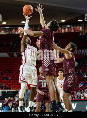 Norman, Oklahoma, Stati Uniti d'America. Xxi Nov, 2019. Oklahoma Sooners guard De'Vion Harmon (11) assume una jump shot mentre essendo doppio alleata contro la sponda Maryland-Eastern Hawks giovedì, 21 Novembre 2019 presso il Nobile Lloyd Center di Norman, Oklahoma. Credito: Nicholas Rutledge/ZUMA filo/Alamy Live News Foto Stock