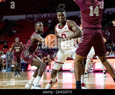Norman, Oklahoma, Stati Uniti d'America. Xxi Nov, 2019. Oklahoma Sooners avanti Victor Iwuakor (0) va al cesto per un lay up contro la sponda Maryland-Eastern Hawks prima di arrivare imbrattata di giovedì, 21 Novembre 2019 presso il Nobile Lloyd Center di Norman, Oklahoma. Credito: Nicholas Rutledge/ZUMA filo/Alamy Live News Foto Stock