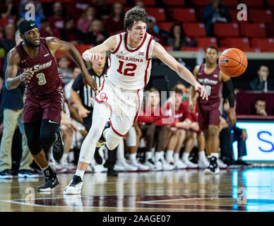 Norman, Oklahoma, Stati Uniti d'America. Xxi Nov, 2019. Oklahoma Sooners guardia Reaves Austin (12) affiora il basket dalle mani di Riva Maryland-Eastern Hawks guard Canaan Bartley (3) durante il gioco su Giovedi, 21 Novembre 2019 presso il Nobile Lloyd Center di Norman, Oklahoma. Credito: Nicholas Rutledge/ZUMA filo/Alamy Live News Foto Stock