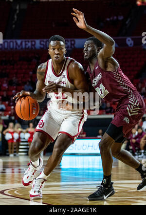 Norman, Oklahoma, Stati Uniti d'America. Xxi Nov, 2019. Oklahoma Sooners avanti Kristian Doolittle (21) aziona il basket al cestello contro Maryland-Eastern Shore Hawks avanti Gabriel Gyamfi (22) durante il gioco su Giovedi, 21 Novembre 2019 presso il Nobile Lloyd Center di Norman, Oklahoma. Credito: Nicholas Rutledge/ZUMA filo/Alamy Live News Foto Stock