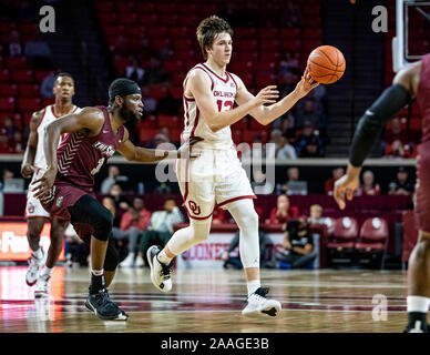 Norman, Oklahoma, Stati Uniti d'America. Xxi Nov, 2019. Oklahoma Sooners guardia Reaves Austin (12) passando la palla a un compagno di squadra aperto a mantenere la riva Maryland-Eastern Hawks sulle loro punte durante il gioco su Giovedi, 21 Novembre 2019 presso il Nobile Lloyd Center di Norman, Oklahoma. Credito: Nicholas Rutledge/ZUMA filo/Alamy Live News Foto Stock