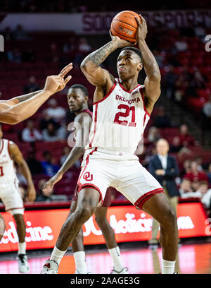 Norman, Oklahoma, Stati Uniti d'America. Xxi Nov, 2019. Oklahoma Sooners avanti Kristian Doolittle (21) prendendo un fade away shot contro la sponda Maryland-Eastern Hawks giovedì, 21 Novembre 2019 presso il Nobile Lloyd Center di Norman, Oklahoma. Credito: Nicholas Rutledge/ZUMA filo/Alamy Live News Foto Stock