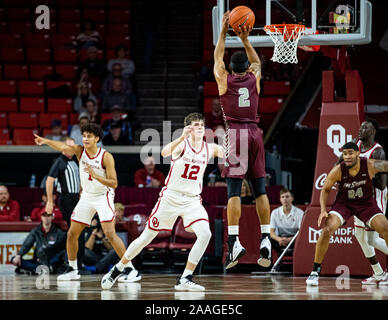Norman, Oklahoma, Stati Uniti d'America. Xxi Nov, 2019. Maryland-Eastern Shore Hawks guard Ty Gibson (2) prende tre punti di colpo contro la Oklahoma Sooners giovedì, 21 Novembre 2019 presso il Nobile Lloyd Center di Norman, Oklahoma. Credito: Nicholas Rutledge/ZUMA filo/Alamy Live News Foto Stock