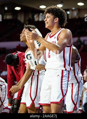 Norman, Oklahoma, Stati Uniti d'America. Xxi Nov, 2019. Oklahoma Sooners guard De'Vion Harmon (11) festeggia con lui i compagni di squadra sul banco di lavoro come i Sooners guadagnare un altro cestello durante il gioco su Giovedi, 21 Novembre 2019 presso il Nobile Lloyd Center di Norman, Oklahoma. Credito: Nicholas Rutledge/ZUMA filo/Alamy Live News Foto Stock