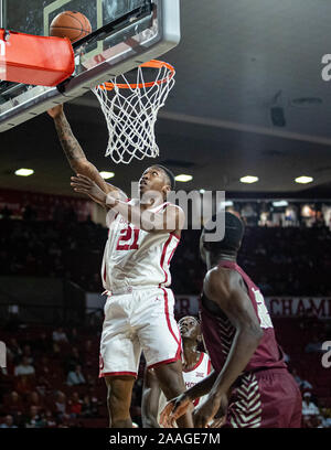 Norman, Oklahoma, Stati Uniti d'America. Xxi Nov, 2019. Oklahoma Sooners avanti Kristian Doolittle (21) prende il basket per il cerchio per un layup contro la sponda Maryland-Eastern Hawks giovedì, 21 Novembre 2019 presso il Nobile Lloyd Center di Norman, Oklahoma. Credito: Nicholas Rutledge/ZUMA filo/Alamy Live News Foto Stock