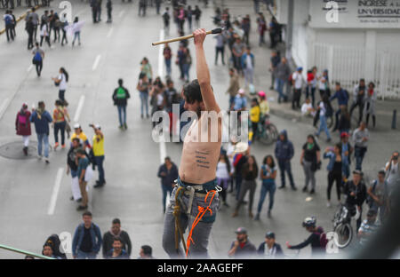 Ottobre 10, 2019: un giocoliere nella protesta di sciopero nazionale nella città di Bogotà Credito: Daniel Garzon Herazo/ZUMA filo/Alamy Live News Foto Stock