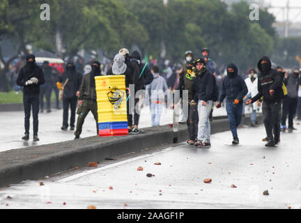 Ottobre 10, 2019: incappucciati in protesta di sciopero nazionale nella città di Bogotà Credito: Daniel Garzon Herazo/ZUMA filo/Alamy Live News Foto Stock