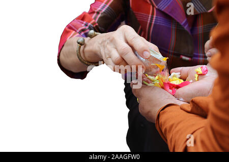 Durante il festival di Songkran, le persone partecipano a una cerimonia di versamento dell'acqua per i monaci per mostrare il loro rispetto. Foto Stock