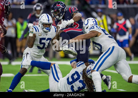 Houston, TX, Stati Uniti d'America. Xxi Nov, 2019. Houston Texans running back Carlos Hyde (23) porta la palla durante il quarto trimestre di NFL di una partita di calcio tra la Indianapolis Colts e Houston Texans al NRG Stadium di Houston, TX. I Texans hanno vinto il gioco 20 a 17.Trask Smith/CSM/Alamy Live News Foto Stock