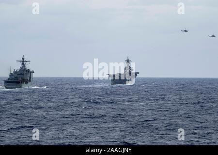 191119-N-NB544-1112 OCEANO PACIFICO (nov. 19, 2019) un AH-1Z Viper e un UH-1Y Venom, assegnato a mezzo marino Tiltrotor Squadron (VMM) 163 (rinforzato), sorvolare il dock anfibio sbarco nave USS harpers Ferry (LSD 49), a sinistra e l'assalto anfibio nave USS Boxer (LHD 4). Marinai e Marines del Boxer anfibio gruppo pronto (ARG) e undicesimo Marine Expeditionary Unit (MEU) sono imbarcati sulla USS Boxer e USS harpers Ferry sul regolarmente un-distribuzione programmata. (U.S. Foto di Marina di Massa lo specialista di comunicazione 2a classe Kyle Carlstrom) Foto Stock