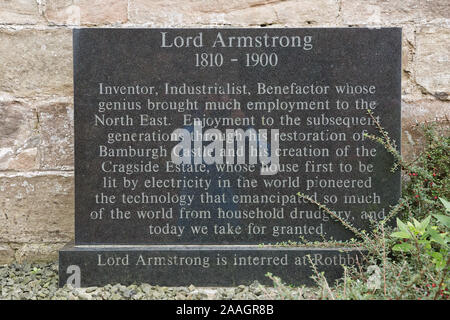 BAMBURGH, NORTHUMBERLAND, England, Regno Unito - 10 settembre 2017: la pietra in memoria per signore Armstrong il primo barone di Bamburgh Castle in Northumberland, e Foto Stock