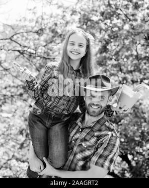 Ecologia Ambiente. suoli e fertilizzanti. molla village country. azienda di famiglia. agricoltura. bambina uomo felice papà. La giornata della terra. nuova vita. padre e figlia sul ranch. Questo è il mio preferito fiore. Foto Stock