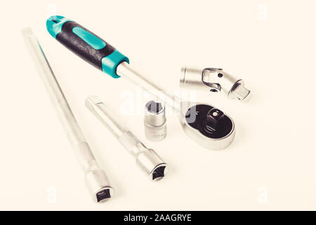 Set di strumenti isolati su sfondo bianco. multi purpose tool kit. In acciaio al cromo-vanadio. metallizzato equipaggiamento fix. chiave a brugola isolate su sfondo bianco. Strumento di ferro. La vostra auto affidabile medico. Foto Stock