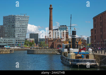LIVERPOOL, in Inghilterra, Regno Unito - 07 giugno 2017: Vista di Albert Dock di Liverpool, in Inghilterra. L'Albert Dock è un complesso di edifici di dock e magazzini. Firs Foto Stock