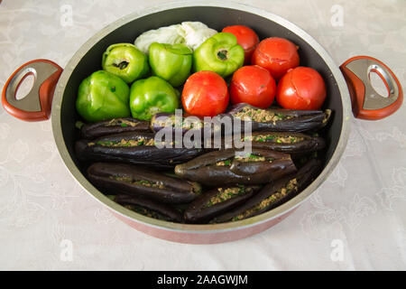 Melanzane sono ripiene di carne di agnello e riso. In Turchia, questo piatto viene chiamato Patlican dolmasi. melanzana riempimento . Melanzane ripiene nella caldaia . Foto Stock