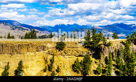 Le praterie e le gamme della montagna visto dal Grand Loop Road tra Canyon Village e Torre giunzione nel Parco Nazionale di Yellowstone, Wyoming US Foto Stock