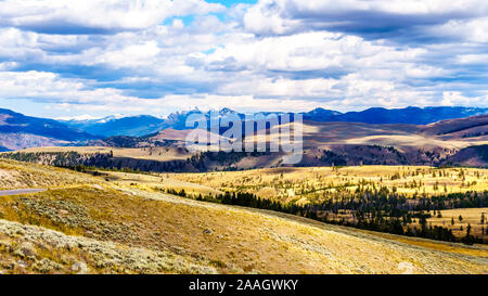 Le praterie e le gamme della montagna visto dal Grand Loop Road tra Canyon Village e Torre giunzione nel Parco Nazionale di Yellowstone, Wyoming US Foto Stock