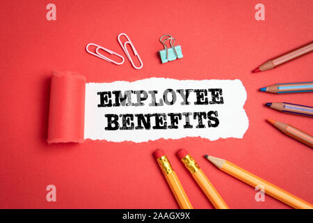 I benefici per i dipendenti. Retribuzioni, la carriera e il concetto di assicurazione. Testo sotto carta strappata Foto Stock