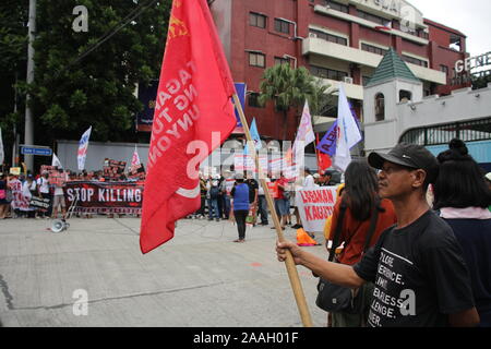 Quezon City, Filippine. 22 Novembre, 2019. Gruppi Progressive assalto al di fuori ufficio del Dipartimento della Difesa Nazionale (ND) nella città di Quezon durante il primo anniversario della dichiarazione del Memorandum fine 32 (MO 32). Il segretario esecutivo Salvador Medialdea firmato memorandum n. ordine 32 su ordini di Presidente Rodrigo Duterte lo scorso anno per il dispiegamento di soldati in più e di polizia per la regione di Bicol e le province di Samar, Negros Oriental e Negros Occidental a 'elimina lawless la violenza e gli atti di terrore." (foto di Giuseppe Dacalanio/Pacific Stampa) Credito: Pacific Press Agency/Alamy Foto Stock