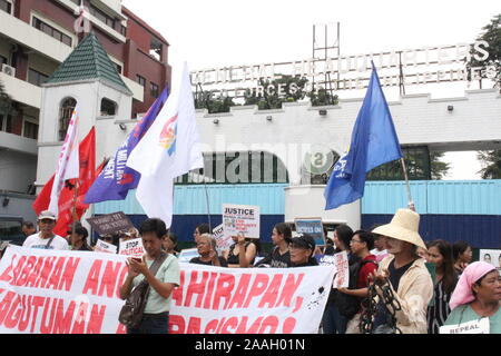 Quezon City, Filippine. 22 Novembre, 2019. Gruppi Progressive assalto al di fuori ufficio del Dipartimento della Difesa Nazionale (ND) nella città di Quezon durante il primo anniversario della dichiarazione del Memorandum fine 32 (MO 32). Il segretario esecutivo Salvador Medialdea firmato memorandum n. ordine 32 su ordini di Presidente Rodrigo Duterte lo scorso anno per il dispiegamento di soldati in più e di polizia per la regione di Bicol e le province di Samar, Negros Oriental e Negros Occidental a 'elimina lawless la violenza e gli atti di terrore." (foto di Giuseppe Dacalanio/Pacific Stampa) Credito: Pacific Press Agency/Alamy Foto Stock