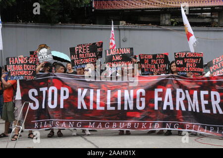 Quezon City, Filippine. 22 Novembre, 2019. Gruppi Progressive assalto al di fuori ufficio del Dipartimento della Difesa Nazionale (ND) nella città di Quezon durante il primo anniversario della dichiarazione del Memorandum fine 32 (MO 32). Il segretario esecutivo Salvador Medialdea firmato memorandum n. ordine 32 su ordini di Presidente Rodrigo Duterte lo scorso anno per il dispiegamento di soldati in più e di polizia per la regione di Bicol e le province di Samar, Negros Oriental e Negros Occidental a 'elimina lawless la violenza e gli atti di terrore." (foto di Giuseppe Dacalanio/Pacific Stampa) Credito: Pacific Press Agency/Alamy Foto Stock