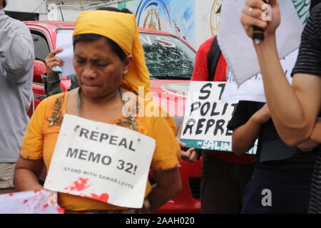 Quezon City, Filippine. 22 Novembre, 2019. Gruppi Progressive assalto al di fuori ufficio del Dipartimento della Difesa Nazionale (ND) nella città di Quezon durante il primo anniversario della dichiarazione del Memorandum fine 32 (MO 32). Il segretario esecutivo Salvador Medialdea firmato memorandum n. ordine 32 su ordini di Presidente Rodrigo Duterte lo scorso anno per il dispiegamento di soldati in più e di polizia per la regione di Bicol e le province di Samar, Negros Oriental e Negros Occidental a 'elimina lawless la violenza e gli atti di terrore." (foto di Giuseppe Dacalanio/Pacific Stampa) Credito: Pacific Press Agency/Alamy Foto Stock