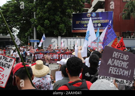 Quezon City, Filippine. 22 Novembre, 2019. Gruppi Progressive assalto al di fuori ufficio del Dipartimento della Difesa Nazionale (ND) nella città di Quezon durante il primo anniversario della dichiarazione del Memorandum fine 32 (MO 32). Il segretario esecutivo Salvador Medialdea firmato memorandum n. ordine 32 su ordini di Presidente Rodrigo Duterte lo scorso anno per il dispiegamento di soldati in più e di polizia per la regione di Bicol e le province di Samar, Negros Oriental e Negros Occidental a 'elimina lawless la violenza e gli atti di terrore." (foto di Giuseppe Dacalanio/Pacific Stampa) Credito: Pacific Press Agency/Alamy Foto Stock