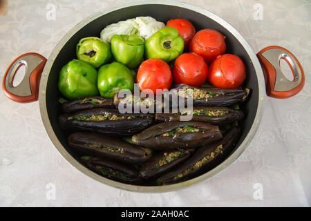 Melanzane sono ripiene di carne di agnello e riso. In Turchia, questo piatto viene chiamato Patlican dolmasi. melanzana riempimento . Melanzane ripiene nella caldaia . Foto Stock