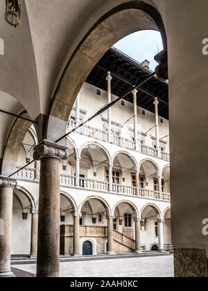 Cortile porticato lo storico Castello Reale di Wawel, Cracovia in Polonia Foto Stock