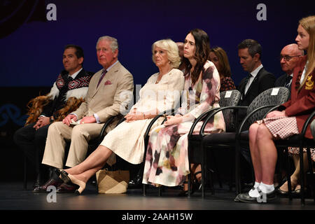 (Da sinistra a destra) Joe Eccleton, principale di Cashmere di alta scuola, il Principe di Galles,la duchessa di Cornovaglia e il Primo Ministro Jacinda Ahern durante una visita in cashmere di alta scuola per soddisfare con le vittime della moschea di Christchurch tiro, il sesto giorno della royal visita in Nuova Zelanda. Foto Stock