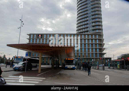 Amstel Stazione degli autobus di fronte al Meininger Hotel a Amsterdam Paesi Bassi 2019 Foto Stock