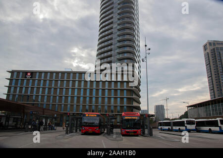 Amstel Stazione degli autobus di fronte al Meininger Hotel a Amsterdam Paesi Bassi 2019 Foto Stock