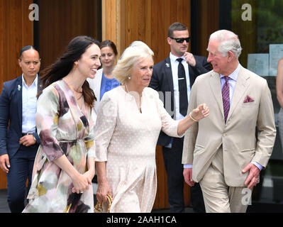 (Da sinistra a destra) Jacinda Ahern, la duchessa di Cornovaglia e il Principe di Galles durante una visita in cashmere di alta scuola per soddisfare con le vittime della moschea di Christchurch tiro, il sesto giorno della royal visita in Nuova Zelanda. Foto Stock