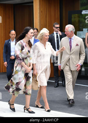 (Da sinistra a destra) Jacinda Ahern, la duchessa di Cornovaglia e il Principe di Galles durante una visita in cashmere di alta scuola per soddisfare con le vittime della moschea di Christchurch tiro, il sesto giorno della royal visita in Nuova Zelanda. Foto Stock