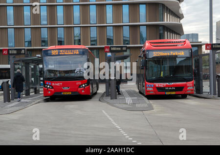 Amstel Stazione degli autobus di fronte al fiume Amstel Stazione degli autobus di fronte al Meininger Hotel a Amsterdam Paesi Bassi 2019 Foto Stock