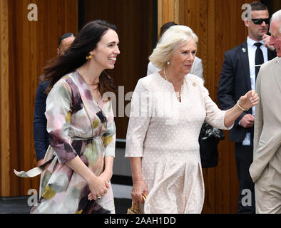 (Da sinistra a destra) Jacinda Ahern, la duchessa di Cornovaglia e il Principe di Galles durante una visita in cashmere di alta scuola per soddisfare con le vittime della moschea di Christchurch tiro, il sesto giorno della royal visita in Nuova Zelanda. Foto Stock