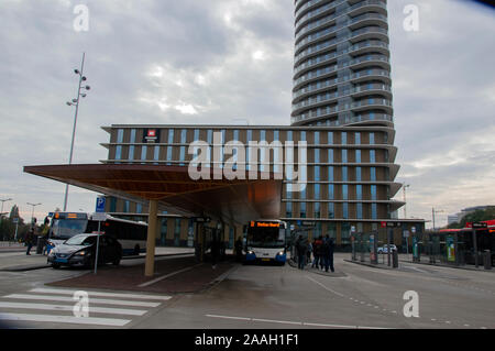 Amstel Stazione degli autobus di fronte al Meininger Hotel a Amsterdam Paesi Bassi 2019 Foto Stock