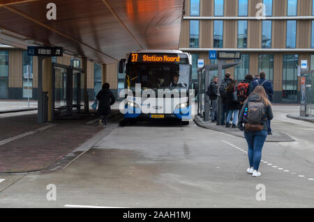 Amstel Stazione degli autobus di fronte al Meininger Hotel a Amsterdam Paesi Bassi 2019 Foto Stock