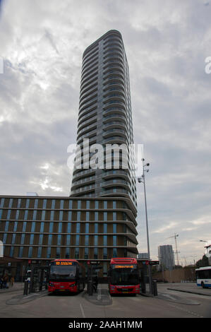 Amstel Stazione degli autobus di fronte al Meininger Hotel a Amsterdam Paesi Bassi 2019 Foto Stock