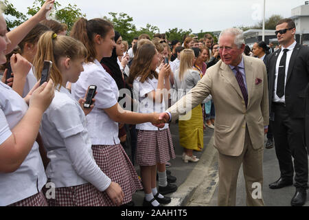 Il Principe di Galles durante una visita in cashmere di alta scuola per soddisfare con le vittime della moschea di Christchurch tiro, il sesto giorno della royal visita in Nuova Zelanda. Foto Stock