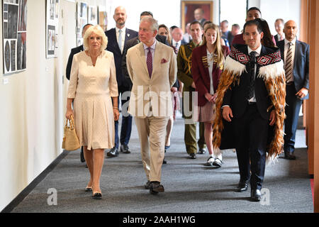 Il Principe di Galles e la duchessa di Cornovaglia con Joe Eccleton, principale di Cashmere di alta scuola (a destra) durante una visita in cashmere di alta scuola per soddisfare con le vittime della moschea di Christchurch tiro, il sesto giorno della royal visita in Nuova Zelanda. Foto Stock