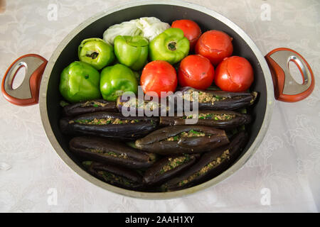 Melanzane sono ripiene di carne di agnello e riso. In Turchia, questo piatto viene chiamato Patlican dolmasi. melanzana riempimento . Melanzane ripiene nella caldaia . Foto Stock