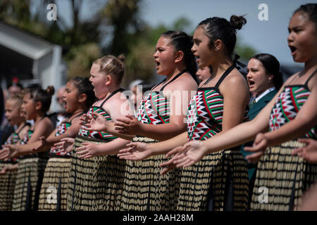 Il Principe di Galles e la duchessa di Cornovaglia durante la loro visita a Tuahiwi Marae, tribale un terreno di incontro sull'Isola del Sud della Nuova Zelanda, il sesto giorno della royal visita. Foto di PA. Picture Data: Venerdì 22 Novembre, 2019. Foto di credito dovrebbe leggere: Victoria Jones/filo PA Foto Stock